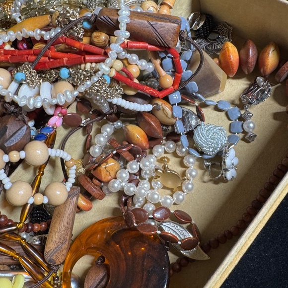 Lot of 521 g (1pound) of vintage wearable jewelry, felted box, over 40 pieces - Picture 7 of 7